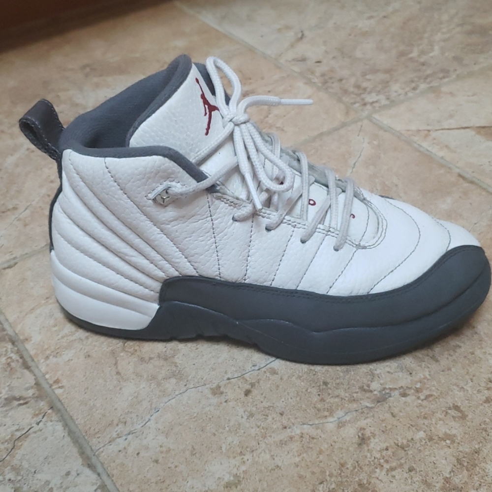 Jordan 12s gry/wht good condition